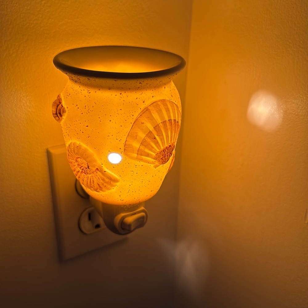 Scentsy Seashell Plug-In Shell Beach Decor Night Light Wax Warmer Retired - Picture 5 of 12